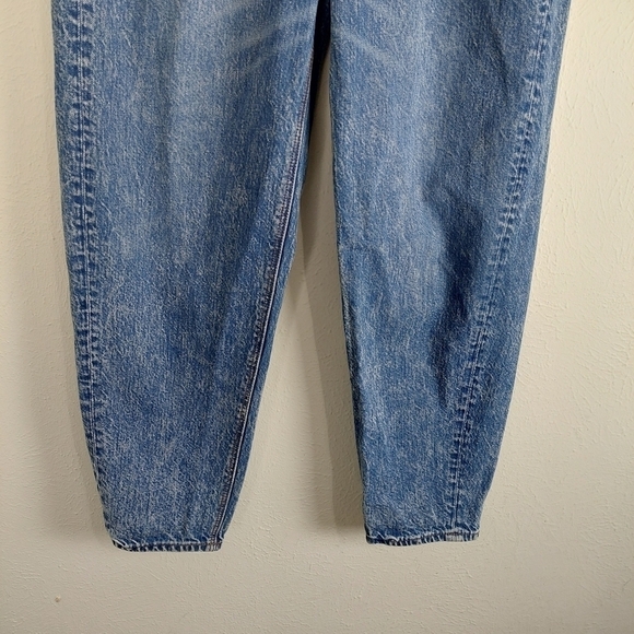 American Eagle High Rise Mom Jeans Size 6 High Rise Acid Wash Blue Medium Wash. - Picture 5 of 11